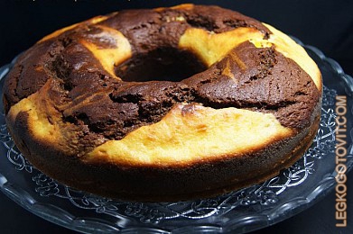Фото рецепта: Мраморный пирог с маскарпоне, шоколадом и лимоном