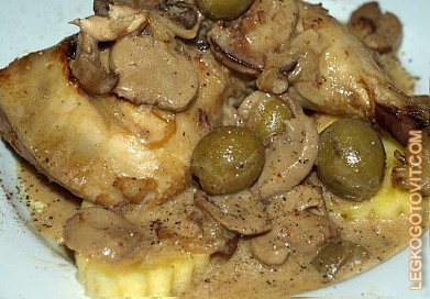 Фото рецепта: Куриные ножки с грибами и оливками