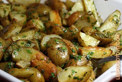 Фото рецепта: Запеченный молодой картофель с зеленью