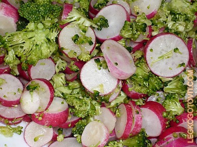 Фото рецепта: Салат с редисом и брокколи