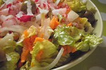 Фото рецепта: Свежий салат из латука, редиса и моркови