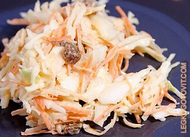 Фото рецепта: Салат из капусты с изюмом