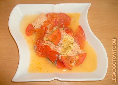 Фото рецепта: Семга с помидорами и орегано