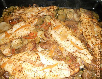 Фото рецепта: Запеченная рыба на подушке из овощей