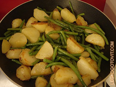 Фото рецепта: Картофель жареный с зеленой фасолью