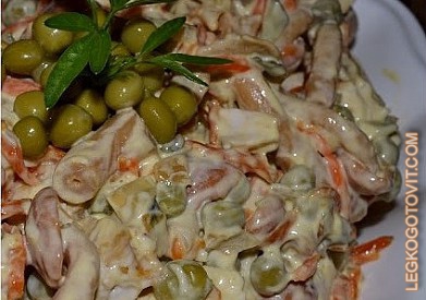 Фото рецепта: Куриный салат с маринованными грибами