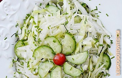 Фото рецепта: Салат из молодой капусты и огурцов