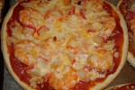 Фото рецепта: Пицца с креветками и крабовыми палочками