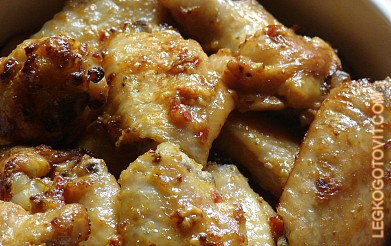 Фото рецепта: Куриные крылышки в соусе из майонеза и аджики
