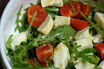 Фото рецепта: Салат с рукколой, моцареллой и помидорами