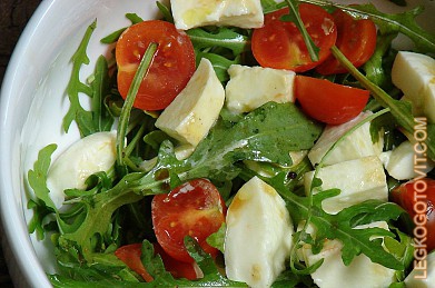 Фото рецепта: Салат с рукколой, моцареллой и помидорами