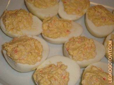 Фото рецепта: Фаршированные яйца с креветками и крабовыми палочками