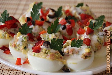 Фото рецепта: Фаршированные яйца с ветчиной и соленым огурцом