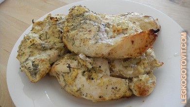 Фото рецепта: Запеченные куриные грудки с розмарином и чесноком
