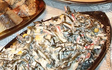 Фото рецепта: Салат из морской капусты с крабовыми палочками и кукурузой