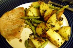 Фото рецепта: Картофель запеченный с зеленой фасолью и чесноком