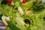 Как приготовить Салат из листьев салата, шпината, огурцов и томатов с маслинами