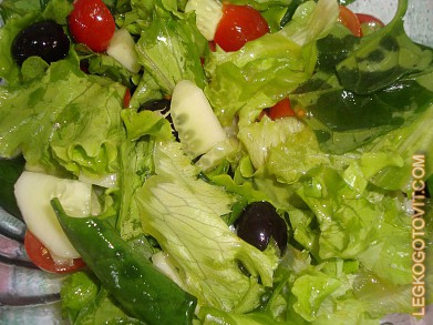 Простой салат с листьями салата, яйцом и огурцом