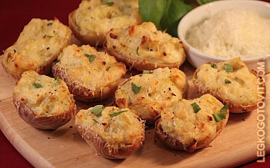 Фото рецепта: Фаршированный картофель луком и сыром