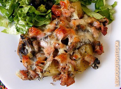 Фото рецепта: Печеный картофель с ветчиной, грибами и сыром
