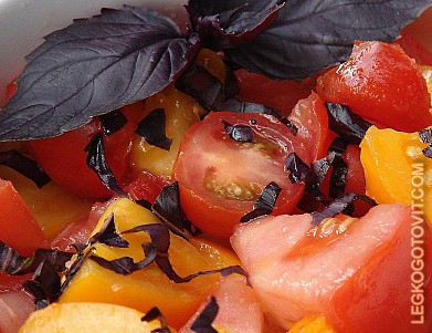 Фото рецепта: Салат из помидоров с базиликом