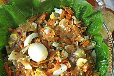 Фото рецепта: Салат из моркови с вареными яйцами