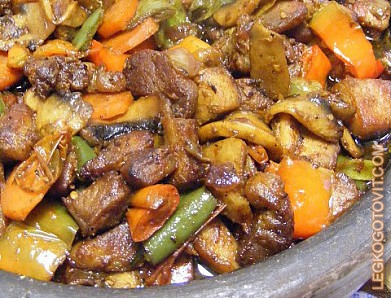 Фото рецепта: Горячая сковородка со свининой и овощами