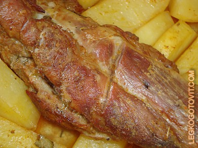 Фото рецепта: Свиная вырезка запеченная в духовке с картофелем
