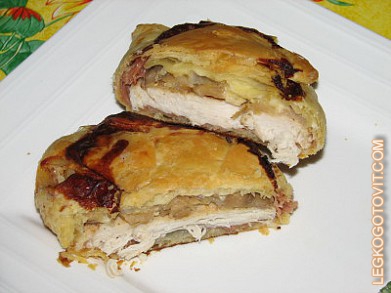 Фото рецепта: Куриное филе с грибами и ветчиной в слоеном тесте