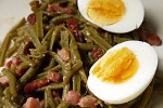 Фото рецепта: Салат из зеленой фасоли с беконом и яйцом