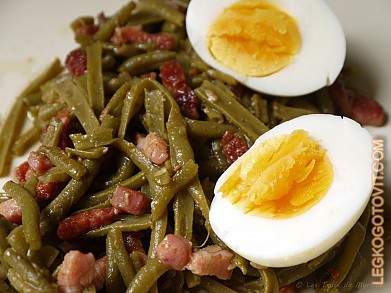 Фото рецепта: Салат из зеленой фасоли с беконом и яйцом