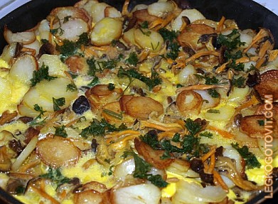Фото рецепта: Омлет с картофелем и лисичками