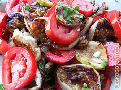 Фото рецепта: Салат с жареными кабачками и баклажанами