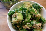Фото рецепта: Салат из авокадо, огурцов и консервированного лосося