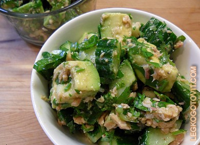 Фото рецепта: Салат из авокадо, огурцов и консервированного лосося