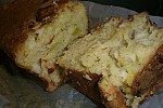 Фото рецепта: Хлебец с луком-пореем и крабовыми палочками