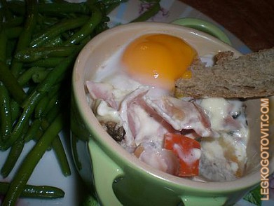 Фото рецепта: Яйца запеченые с беконом и грибами