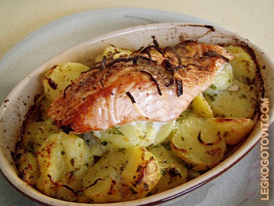 Фото рецепта: Лосось, запеченный в духовке с картофелем