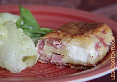 Фото рецепта: Картофельный пирог с ветчиной и плавленым сыром
