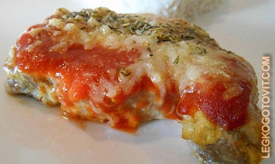 Фото рецепта: Свиная отбивная c с томатным соусом и сыром