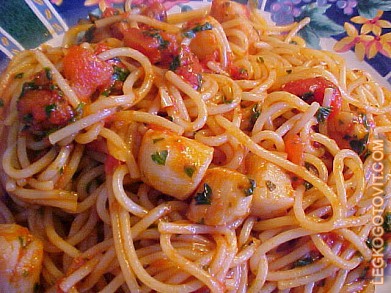 Фото рецепта: Спагетти с томатным соусом и гребешками