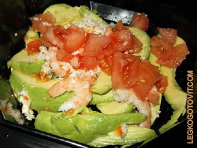 Фото рецепта: Авокадо салат с креветками и крабовыми палочками