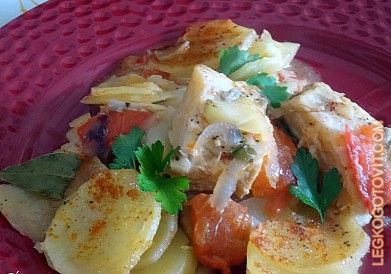 Фото рецепта: Рыбная запеканка с картофелем, луком и помидорами