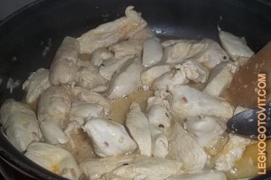 Фото рецепта: Тушеная курица с чесноком и паприкой