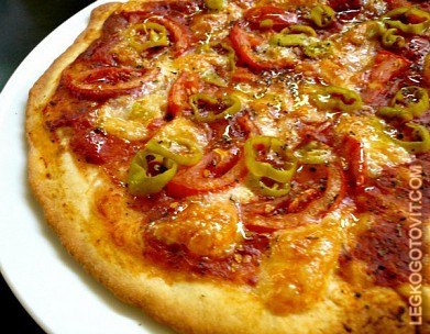 Фото рецепта: Пицца с оливковым маслом, свежими помидорами и сладким перцем