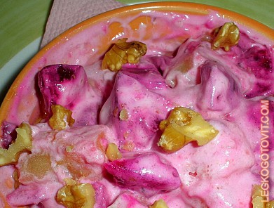 Фото рецепта: Розовый картофельный салат со свеклой и чесноком