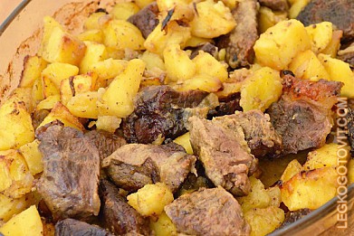 Фото рецепта: Говядина, запеченная с картофелем и луком