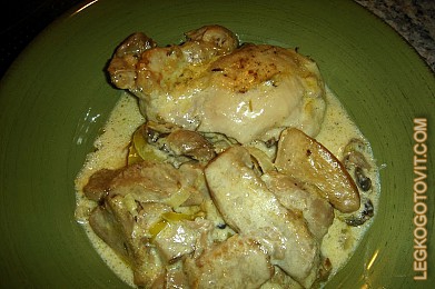 Фото рецепта: Курица с грибами в сливочном соусе