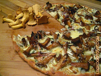 Фото рецепта: Пицца со свежими лисичками