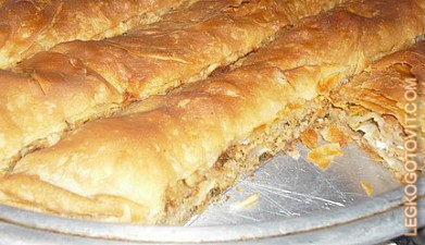 Фото рецепта: Слоеный пирог с мясом, грибами и сыром